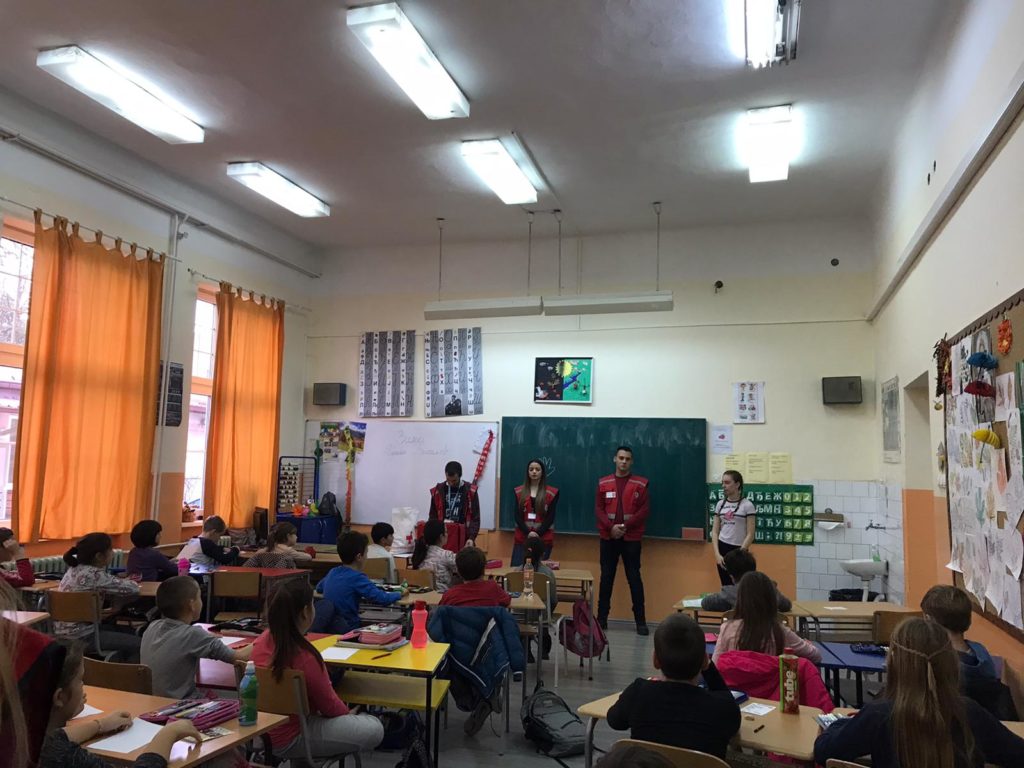 Волонтери Црвеног крста Панчево спроводе радионице са Програма Промоција хуманих вредности