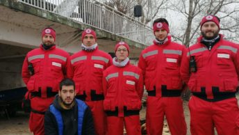 Volonteri Crvenog krsta Pančevo obezbedjuju skup povodom plivanja za Časni krst